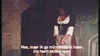 Շքեղ շիկահեր դիվա Լիզի Շեյը ձեռնաշարժությամբ զբաղվում է փչովի ներքնակի վրա